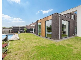 Huur 5 slaapkamer huis van 201 m² in Almere