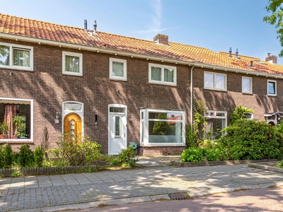 P.M.R. Versteeghstraat 7