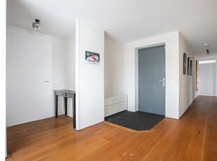 Huur 2 slaapkamer appartement van 227 m² in Almere